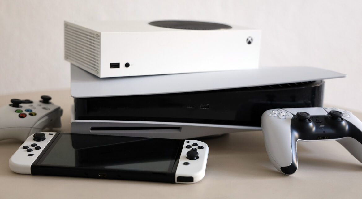 Next-Gen Spielekonsolen Playstation in weiss mit Controller, Xbox und Nintendo Switch