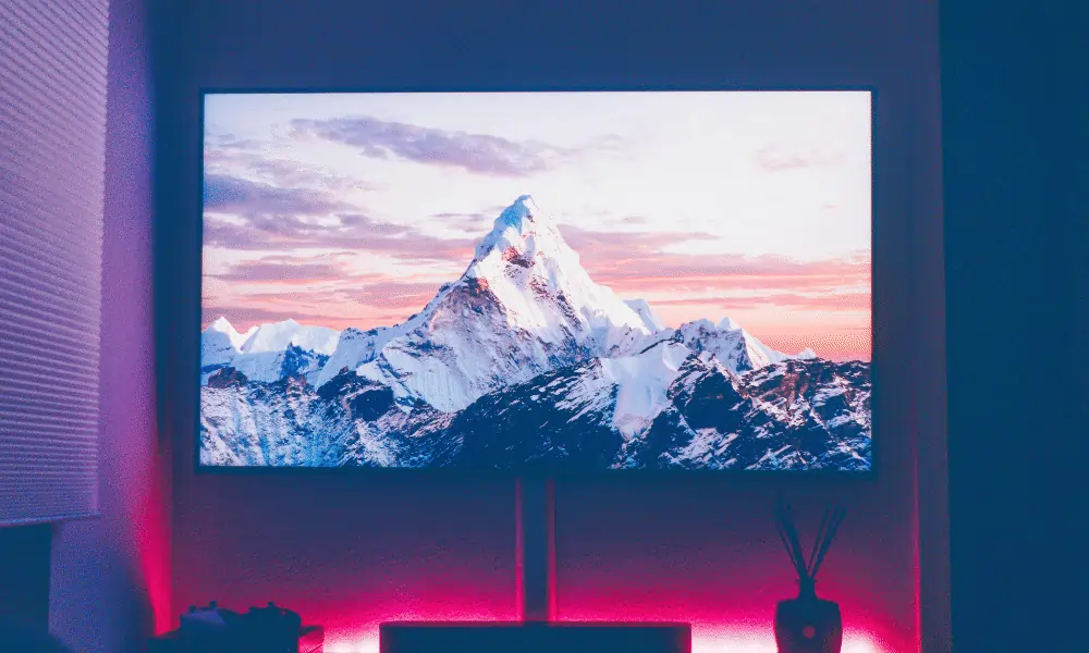 LDC LED TV in Wohnzimmer mit Licht und Berg auf Screen 