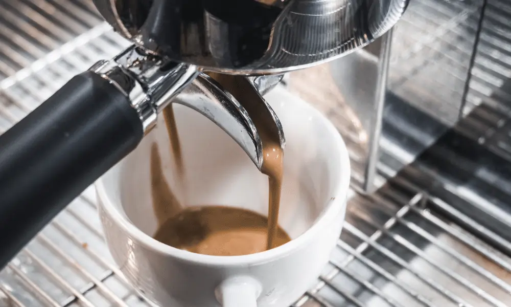 Siebträger, laufender Kaffee in Espressotasse weiss