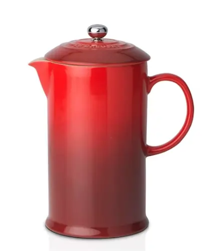 Roter Kaffeebereiter aus Steinzeug - geschlossen - kein Kaffee zu sehen 