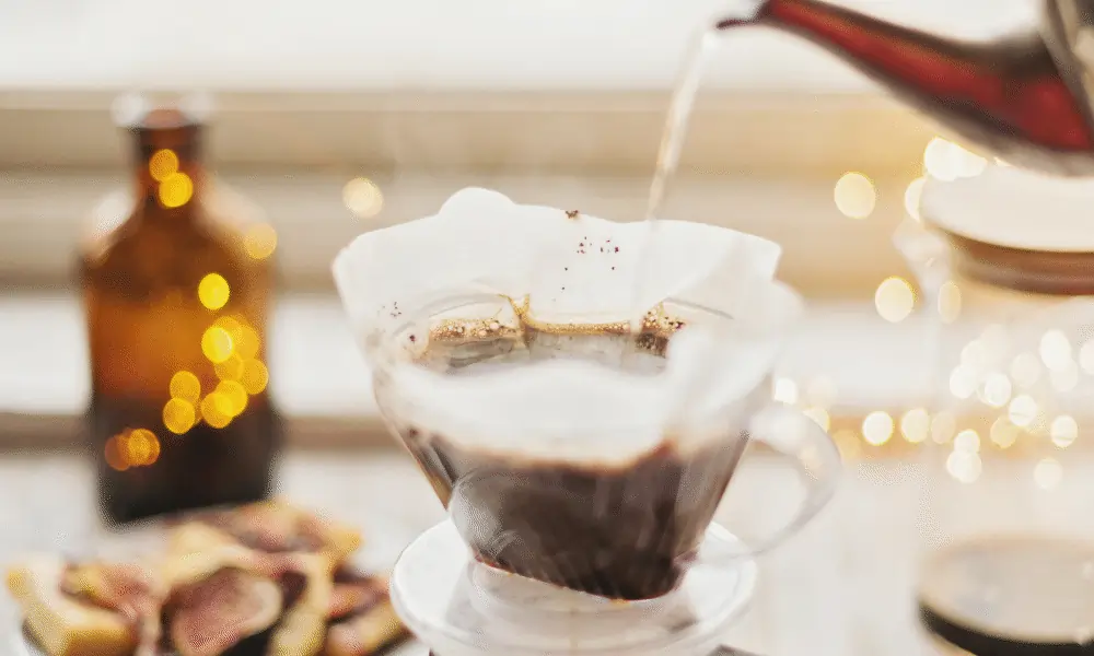 Heisses Wasser auf Kaffee - Filterkaffeemaschine manuell