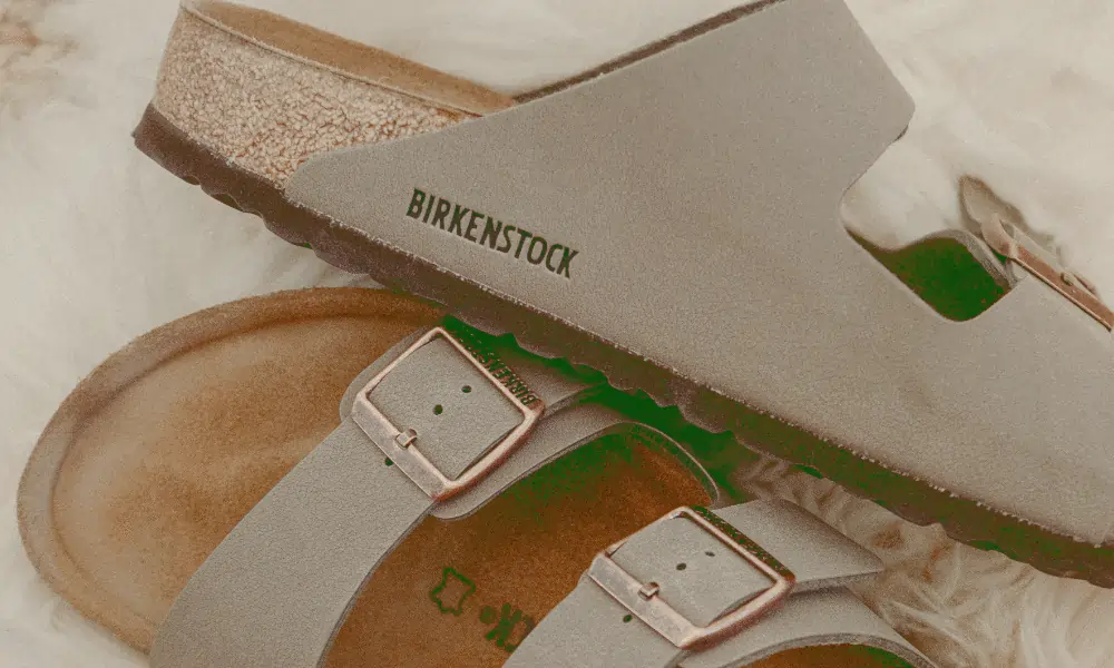 Bild von grau-braunen Birkenstock Sandalen auf Teppich